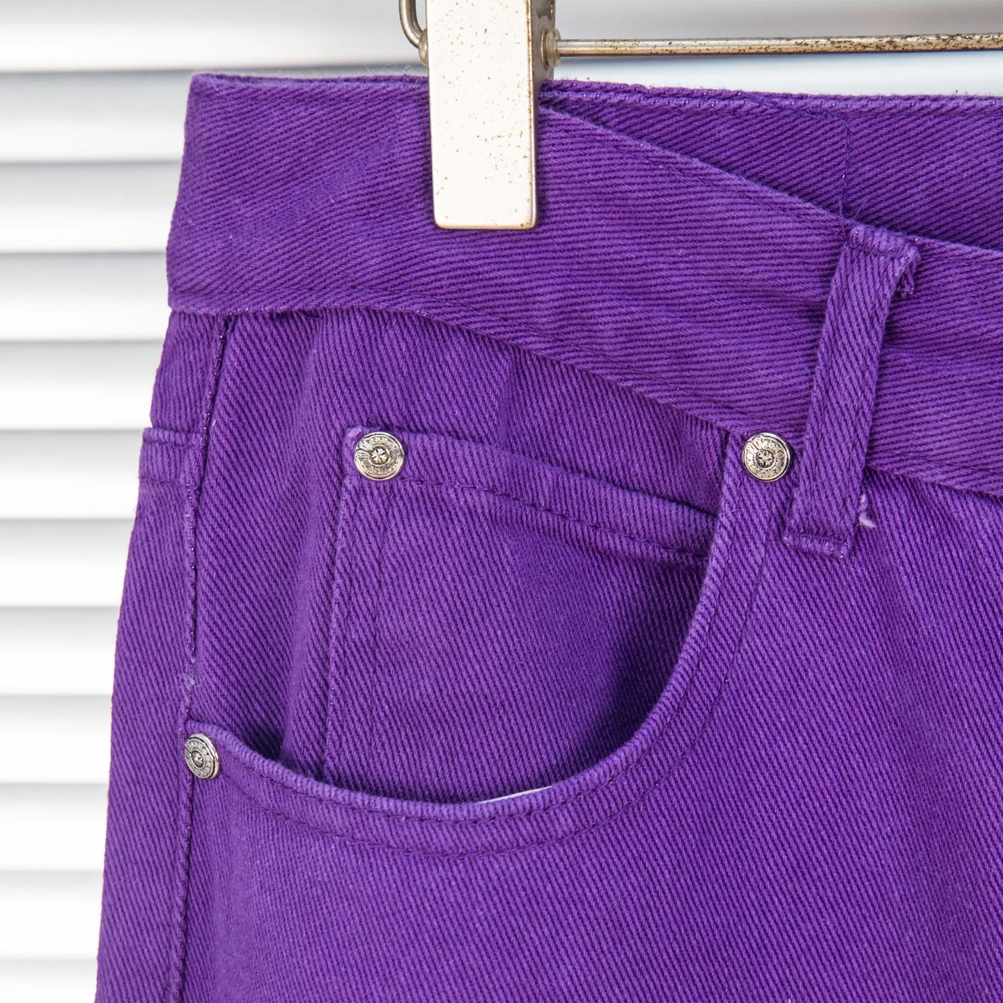 P240 Chrome Hearts Overseas limited edition violet patchwork leather cross hot girl couple jeans are a hot item this season and are sought after by countless celebrities and fashionistas. The neat details of the cutting process add color to the playful fashion! The neat and meticulous design, and the well-fitting structure is unique. The upper body not only has outstanding recognition, but also looks younger and younger. A style with the ultimate wearing meaning and performance, gorgeous color matching, and the craftsmanship of this style is also extremely extraordinary. After the finished product is washed, it is disassembled and hand-made with sheepskin cross leather and then spliced ​​together to complete. The whole piece has too many craftsmanship to describe. It is decorated with patchwork cross flowers and high-waisted washed jeans! ! Absolutely high-end luxury product, a god-level single product, a super popular product, made by top heavy industry, a magic weapon that cannot be missed to hit the streets. Style number: 1837 Size: 28 30 32 34 Color: purple